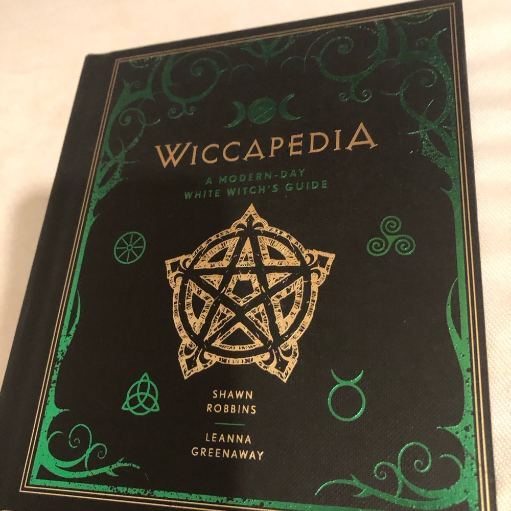 🎃☘️Wiccapedia Modern-Day White Witch's Guide Book- $25 or $20 w/offer